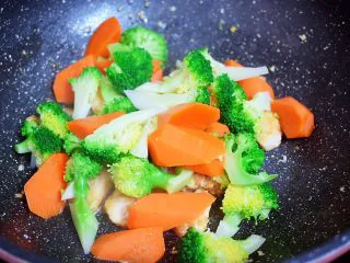 西兰花炒鸡胸肉,加入胡萝卜和西兰花,翻炒均匀