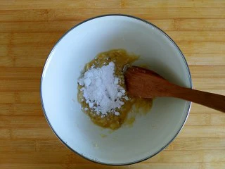 风情花生酱香蕉丸子,先倒入20克玉米淀粉混合均匀无干粉