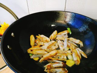 家常菜+爆炒蛏子,将蛏子倒入大火快速翻炒