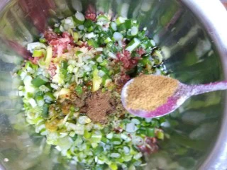 山西太原特色小吃，羊肉手抓饼,加入一克花椒粉，搅拌均匀即可。