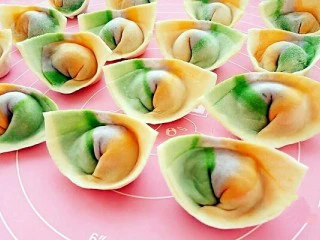 彩虹馄饨(宝宝超爱吃),依次把所有馄饨都包好,按照自己的口味下锅煮就可以开吃了。