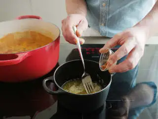 土耳其风味红扁豆汤,在小汤锅中，中小火融化剩余的黄油，放入辣椒粉。搅拌均匀，置于一旁。