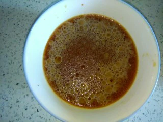 白菜烧干豆腐,小碗中放入两勺生抽一勺醋，适量香油，适量淀粉，适量清水，调匀