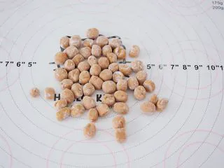自制脏脏珍珠奶茶奶盖,用手揉圆，撒上木薯粉防粘备用