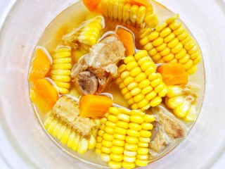 【宝宝辅食】胡萝卜玉米排骨汤,超级美味。