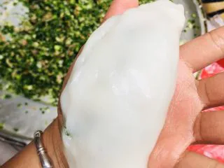 客家小吃:蒜苗粿(葫粄)➕菜头粄,像包饺子一样捏合