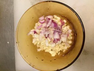 风味蒜香照烧鸡,切碎蒜头、红葱头备用。