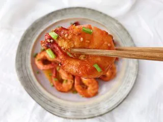 新年餐·茄汁大虾,忍不住夹起一只 大快朵颐