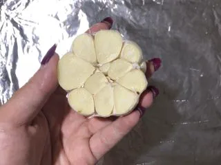 普罗旺斯风情烤虾,大蒜横切。