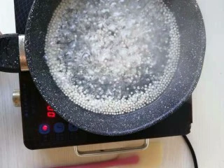 手煮奶茶西米露,火候儿不能太小,让西米在水中不停的翻滚。