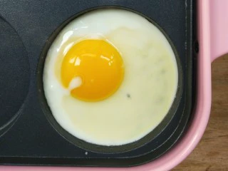 复刻街头美食~网厨第一个肉蛋堡,此时鸡蛋在慢慢凝固。