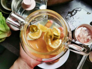 自己弄得水果茶，比外面好喝N倍,水壶放柠檬青桔蜜