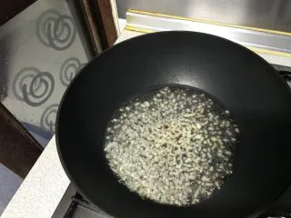 快手菜—青龙菜炒蛋,再次烧热锅,爆香姜沫。