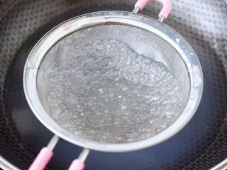 火龙果西米露,直至把西米煮成透明状态，捞出过冷水，防止粘连。