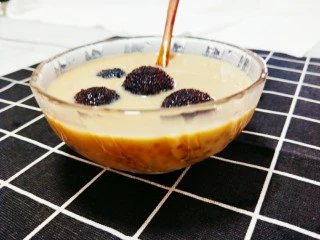 杨梅西米露奶茶,炎热的夏天，干完活来上一杯清凉的杨梅西米露奶茶，真心的不错哦