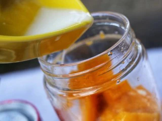 百变水果 芒果冰格,取果汁机倒入果汁机杯中。