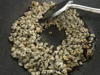 萝卜干炒蚬肉（麻辣风味）,转中火，把蚬肉放入翻炒香。