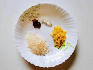 喝一碗抵过敷十张面膜，养颜美容的平价燕窝,备好材料。