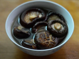 酱烧土豆鸡翅,香菇用温水泡软