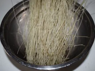 河南小吃——蒸素焖子,粉条清洗备用。