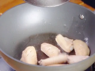 私房红烧鸡翅-鸡翅的“贵族”吃法,放入鸡翅