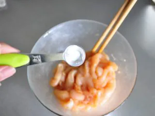 街头小吃自己做---香酥无骨鸡柳,将腌渍好的鸡肉取出,加入苏打粉。