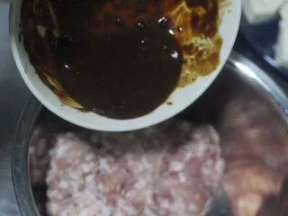 老北京小吃之“干炸小丸子”,肉馅里加一汤勺调好的黄酱。