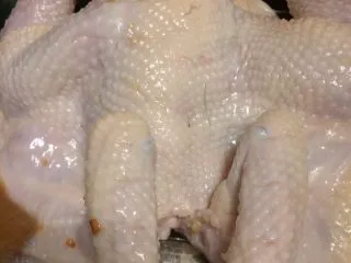 风味蒜香照烧鸡,在鸡的正面均匀抹上蒜香油。