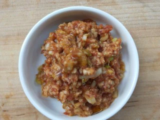 复刻街头美食~网厨第一个肉蛋堡,搅拌均匀,调适合自己的味,备用。