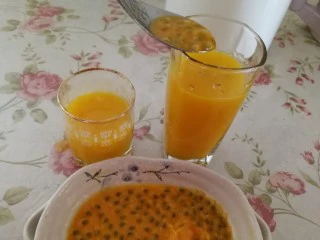 百香果+芒果苹果汁,时间到,榨好的果汁,加百香果(如图)
