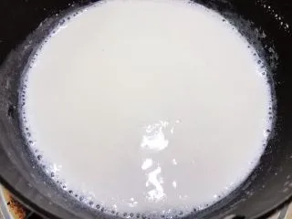 清火滋补之莲子双皮奶,中小火加热至边缘沸腾后倒入碗里