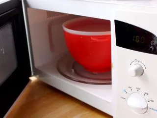 闽台风味茶点心豆沙糯米糍,4．盖上盖子，入微波炉高火1分钟。