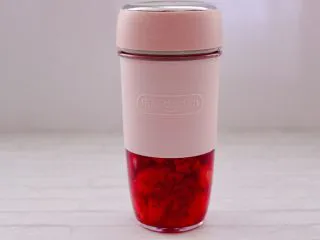 火龙果小番茄蜂蜜果汁,盖上果汁杯的盖子。