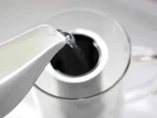 彩色芋圆奶茶,倒入纯净水。