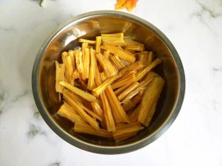 凉拌木耳腐竹,腐竹折小段，提前用清水浸泡。