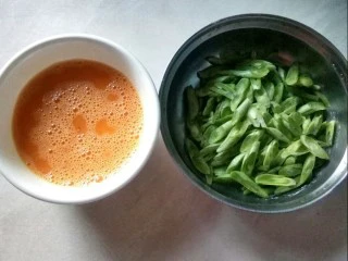 宜宾风味蛋炒饭,鸡蛋打散，芸豆切片。