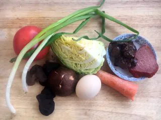 天津特色小吃 蔬菜烩饼,烩饼所用的食材有:鸡蛋、酱鸡胗、烤里脊、圆白菜、西红柿、香菇、木耳、小香葱。