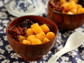 红薯圆红豆汤,将红豆汤和圆子盛到碗中享用。