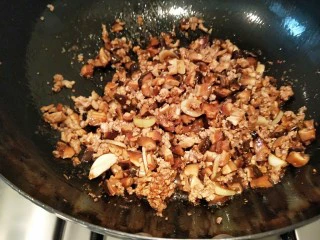 河北宣化特色小吃\卤菜\蒸莜面,倒入适量酱油,料酒。