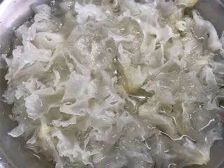 蔓越莓桃胶银耳羹,准备好材料，银耳用冷水泡发开。