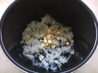 百变水果 三色水果银耳粥,放入莲子、百合、冰糖。