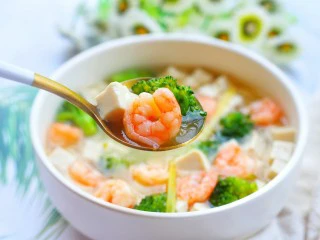 西兰花虾仁豆腐汤,开喝。