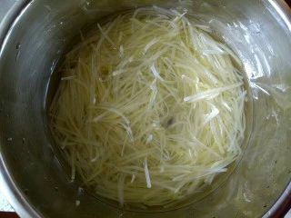 香辣凉拌三丝,捞出放入清水中，多换几次冷水，使土豆丝迅速冷却，这样做出的土豆丝才清脆爽口