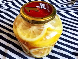 蜜渍柠檬皇菊茶,蜜渍柠檬腌制好了，可以食用了，酸甜适口，健脾开胃~