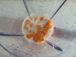 自制芒果奶昔,加入牛奶