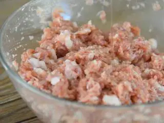 肉饼蒸蛋—从小吃到大的美味,加入1勺食用油,继续搅拌。