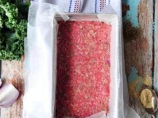 经典肉饼配羽衣甘蓝,预热烤箱至175摄氏度;在一个中等大小的碗中混合瘦牛肉糜 、鸡蛋 、洋葱、意大利风味调料、 面包糠和干牛至叶 (1茶匙),搅拌均匀。