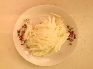 10分钟快手菜 番茄炒蛋,把圆葱切成丝