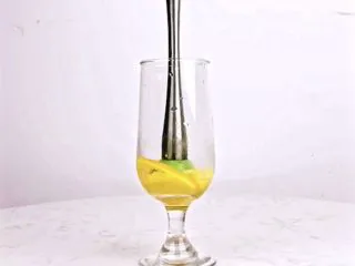 你爱我还是“它”，让你无限热爱的果咖向你奔来,用调酒压棒捣碎，捣出果汁