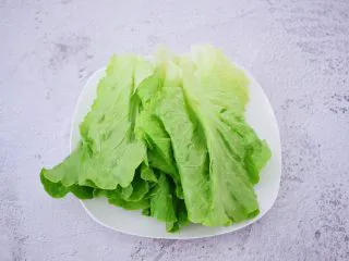 鲜虾猪肉馄饨,生菜洗净备用